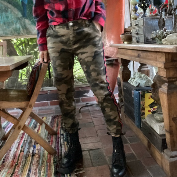 I&M Premium Jeans, Camo joggers with side stripes 4 pockets. Size Medium - Picture 2 of 9